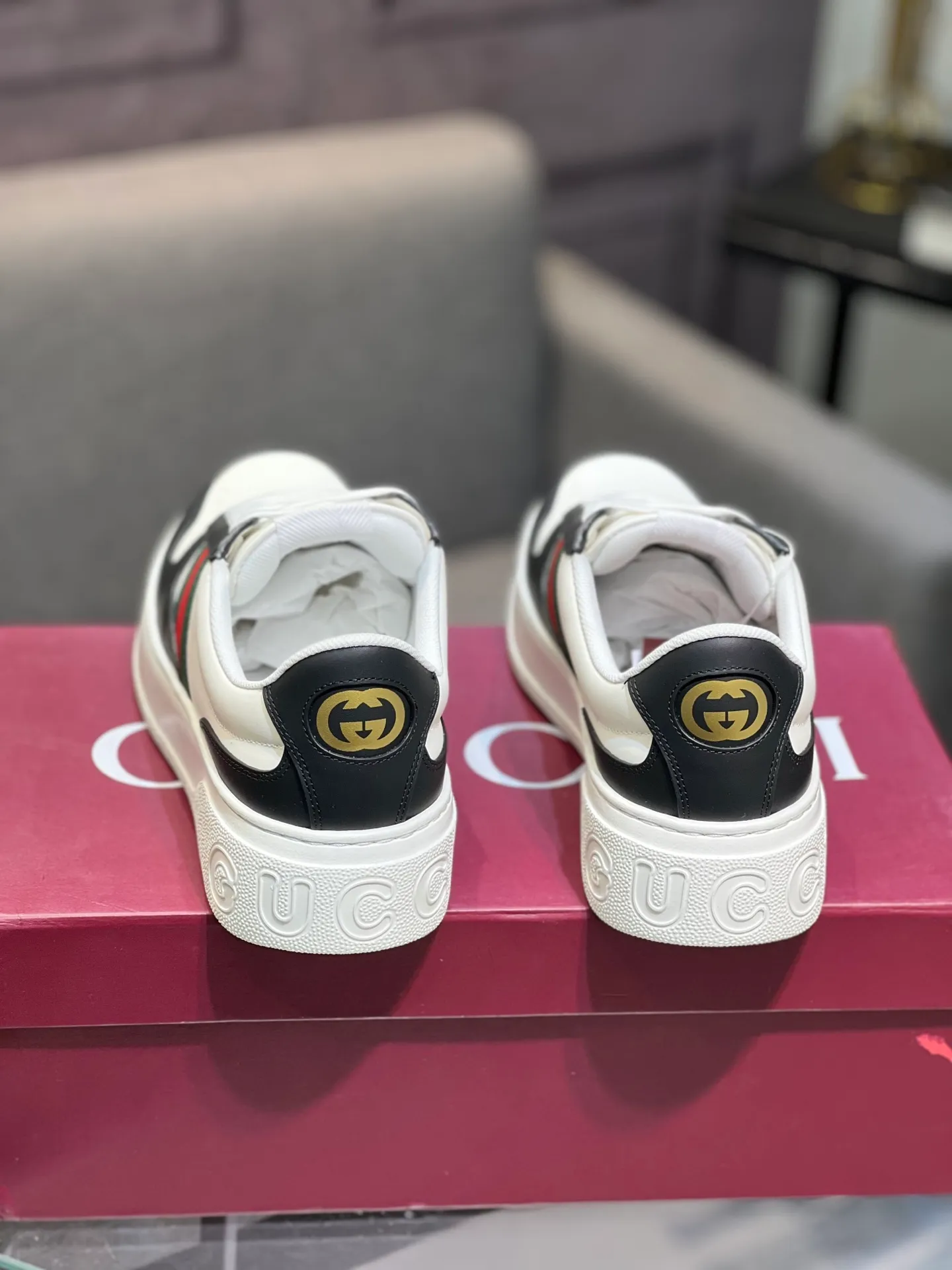 Men's men's shoes💰640 Gucci counter's latest couple's biscuit shoes‼ ️ 👑Purchasing agent level Gucci’s latest IP lightweight thick-soled white shoes can be put on your feet in seconds**4CM! ! Simple, easy to match and full of retro charm ~ the latest anti-counterfeiting cloth label on the tongue. And with electronic chip anti-counterfeiting.   The upper is made of imported environmentally friendly water-dyed calfskin, with a +1:1 fly-woven mesh surface to absorb sweat and an inner lining! Fly-knitted leather molded latex insole. Original IP lightweight outsole, one-piece injection molding, super comfortable and elastic, size: female 35-40 (female 41 customized) male 39-44 (male 38.45 46 customized)